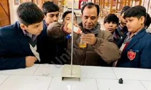 Saraswati Bal Mandir Secondary School, Multani Dhanda, Pahar Ganj, Delhi Science Lab
