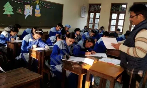 Saraswati Bal Mandir Secondary School, Multani Dhanda, Pahar Ganj, Delhi Classroom