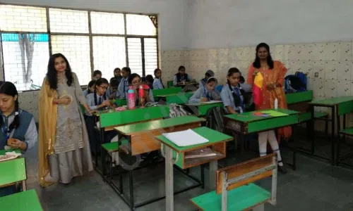 Navjeevan Adarsh Public School, Gautampuri, Delhi Classroom