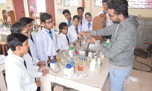 Abhinav Public School, Pitampura, Delhi Science Lab
