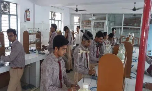 Sri Guru Nanak Public School, Adarsh Nagar, Delhi Science Lab