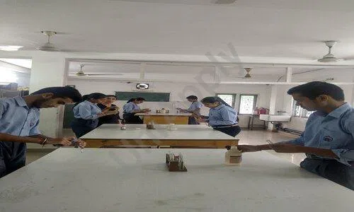 Dayanand Public School, Model Town, Delhi Science Lab