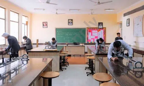 Maxfort School, Sector 23, Rohini, Delhi Science Lab