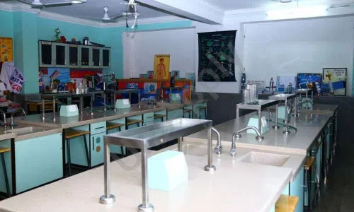 K.R. Mangalam World School, Vikaspuri, Delhi Science Lab 2