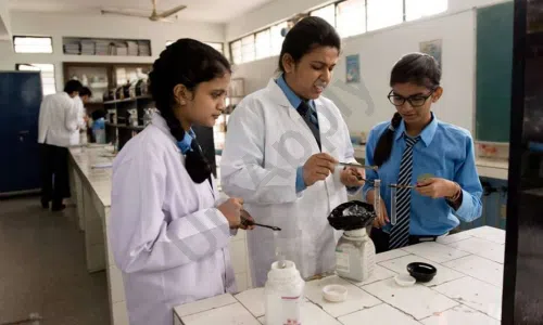 Mira Model School, Janakpuri, Delhi Science Lab