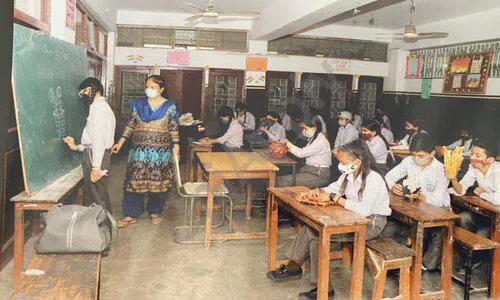 K.L. Mehta Dayanand Public Senior Secondary School, Nit 5, Faridabad Classroom 1