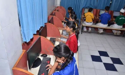 Holy Child Public School, Sector 29, Faridabad Computer Lab