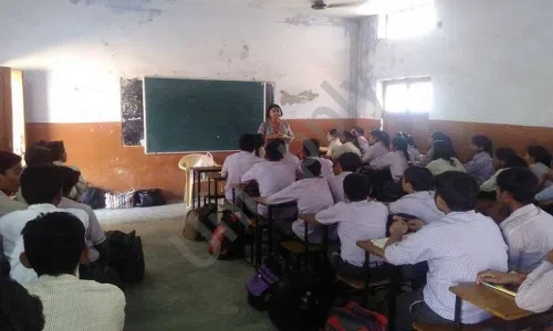 K.L. Mehta Dayanand Public Senior Secondary School, Sector 17, Faridabad Classroom
