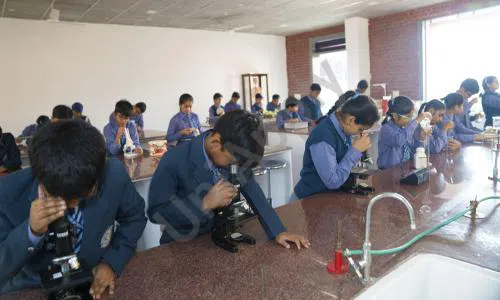 The Modern School, Sector 85, Faridabad Science Lab 4