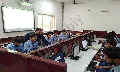 R K Memorial Senior Secondary School, Sonipat Computer Lab