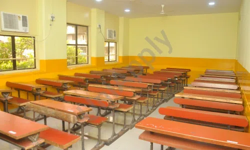 Lilavati Lalji Dayal High School And College of Commerce, Khetwadi, Girgaon, Mumbai Classroom 1