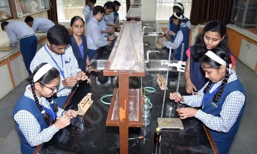 Mahesh Vidyalaya English Medium School, Kothrud, Pune Science Lab