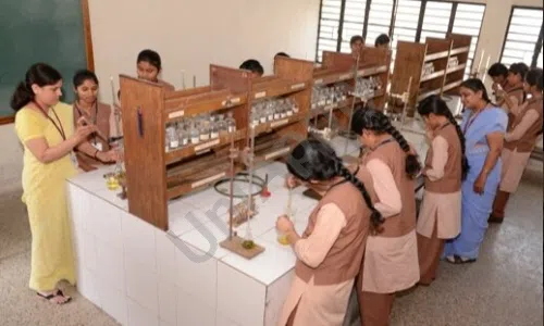 Saraswati Vidyalaya Union, Somwar Peth, Pune Science Lab 1