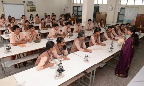 Saraswati Vidyalaya Union High School, Somwar Peth, Pune Science Lab 1
