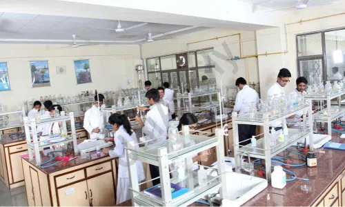 Amity International School, Sector 6, Vasundhara, Ghaziabad Science Lab