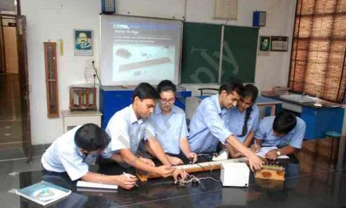 Indirapuram Public School, Nyay Khand 1, Indirapuram, Ghaziabad Science Lab 1